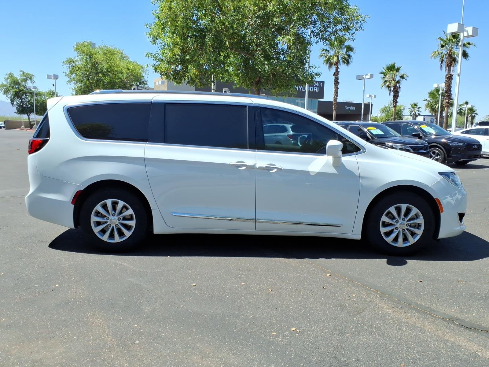 Used 2019 Chrysler Pacifica Touring-L image 6