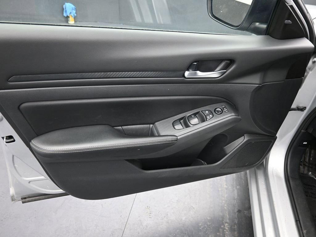 Used 2024 Nissan Altima 2.5 SV FWD image 16