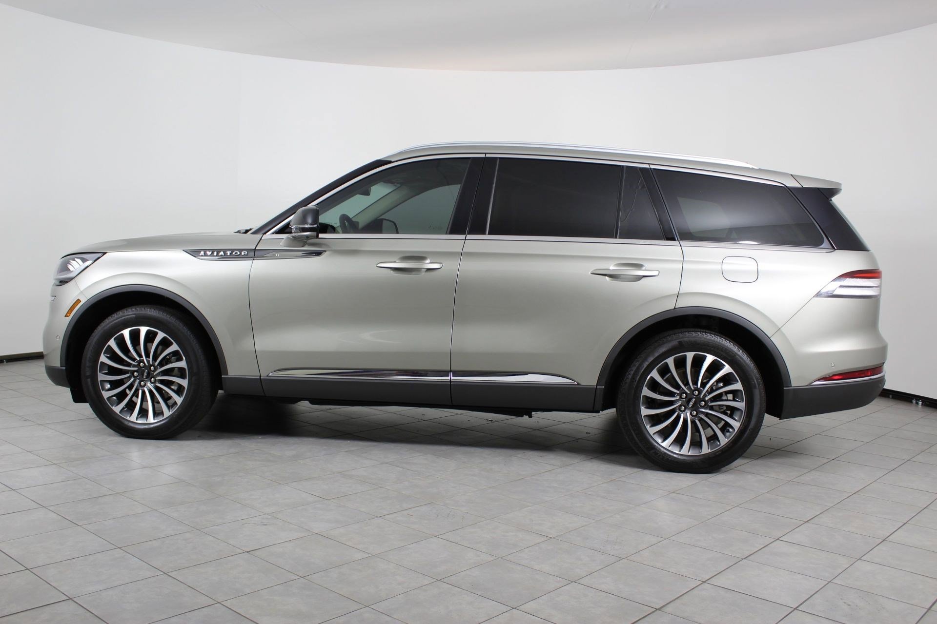 Used 2023 Lincoln Aviator Reserve w/ Equipment Group 201A image 2