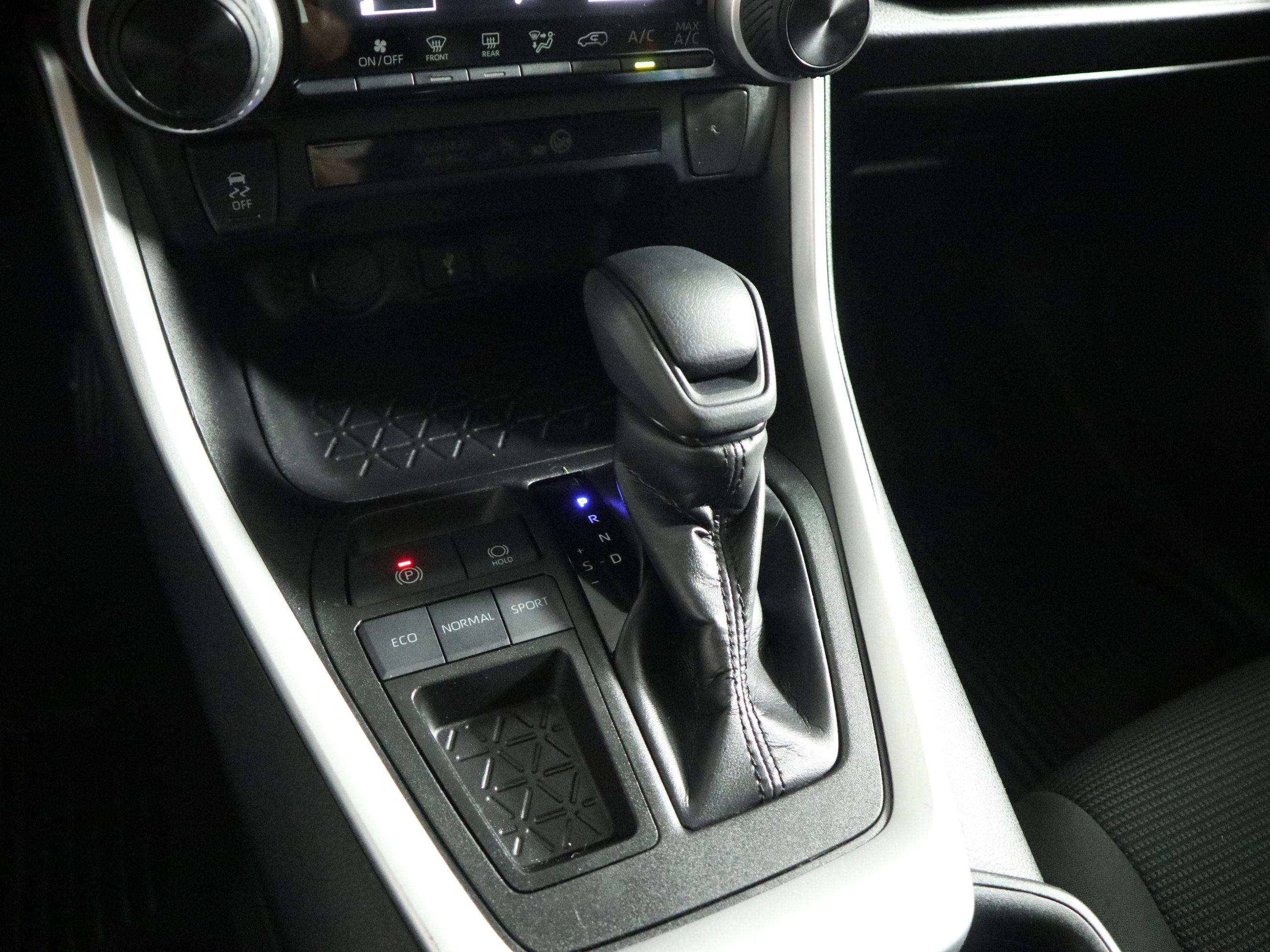 Used 2022 Toyota RAV4 LE image 22