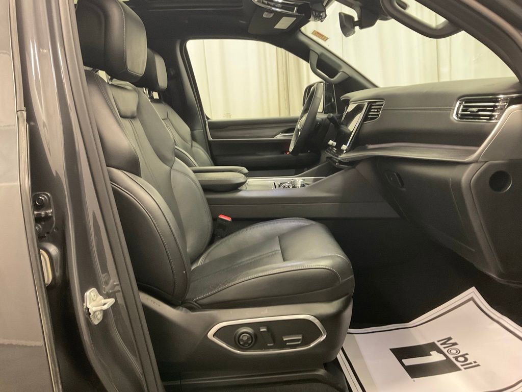 Used 2023 Jeep Wagoneer L Series III w/ Premium Group I image 32