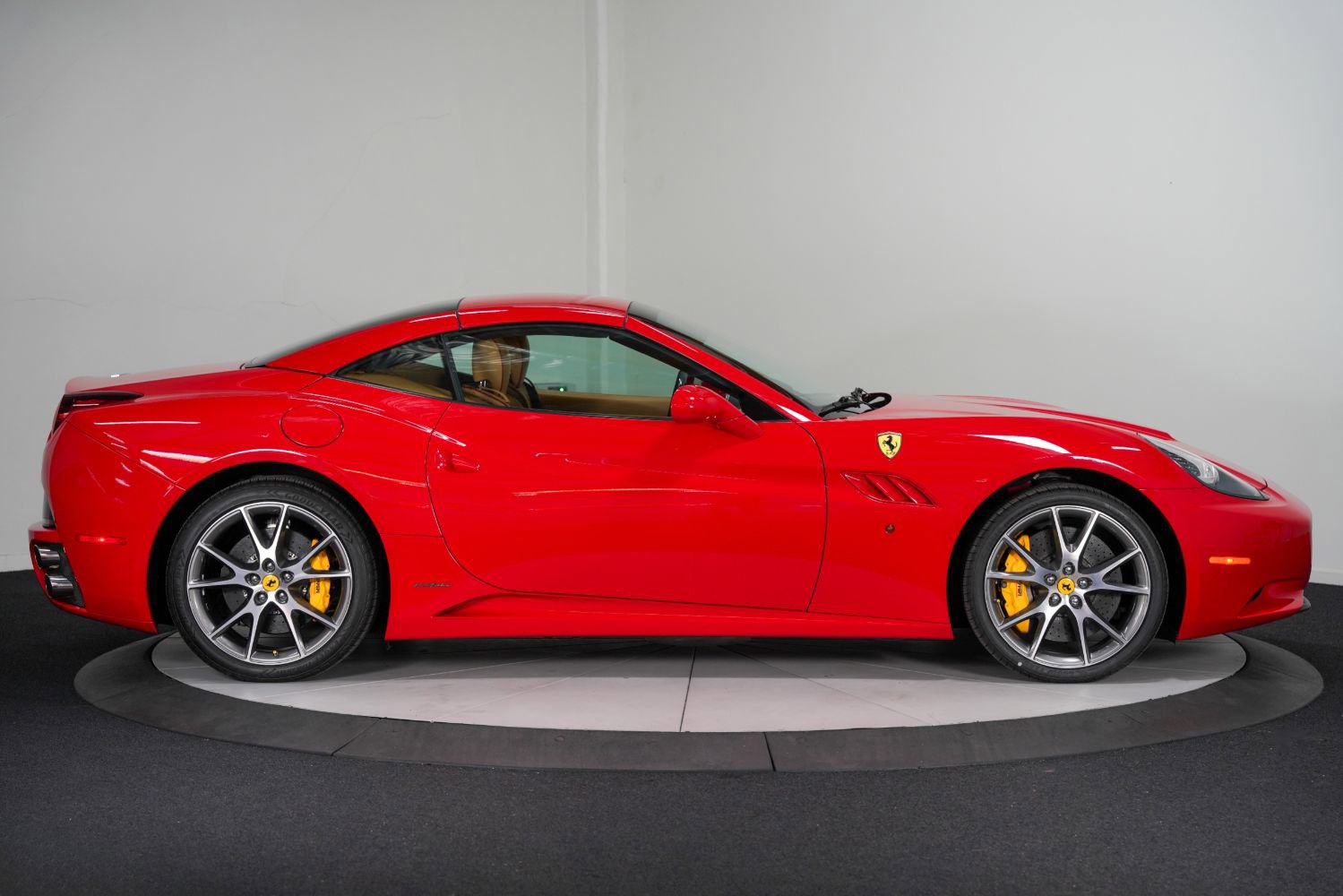 Used 2012 Ferrari California image 9