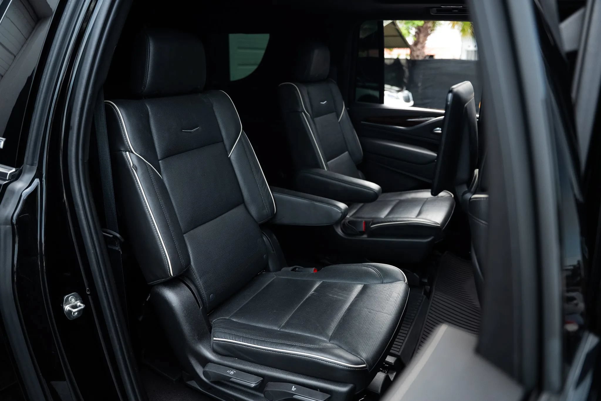 Used 2021 Cadillac Escalade ESV Premium Luxury w/ Performance Package AWD/4WD image 34