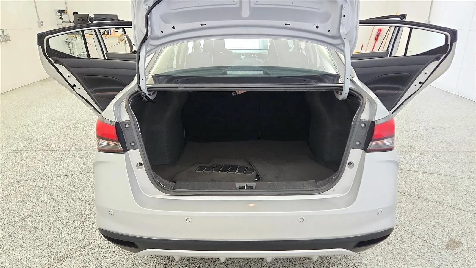 Used 2024 Nissan Versa SR FWD image 19
