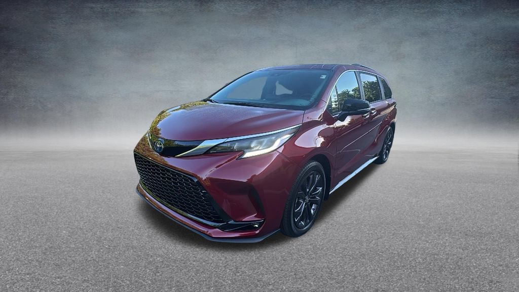 Used 2024 Toyota Sienna XSE w/ XSE Premium Package FWD image 4