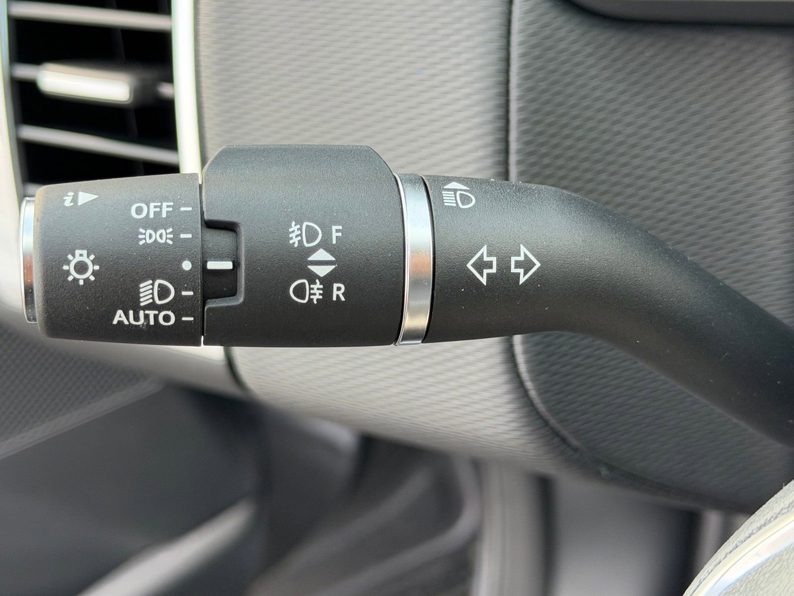 New 2026 Land Rover Discovery Dynamic SE image 13