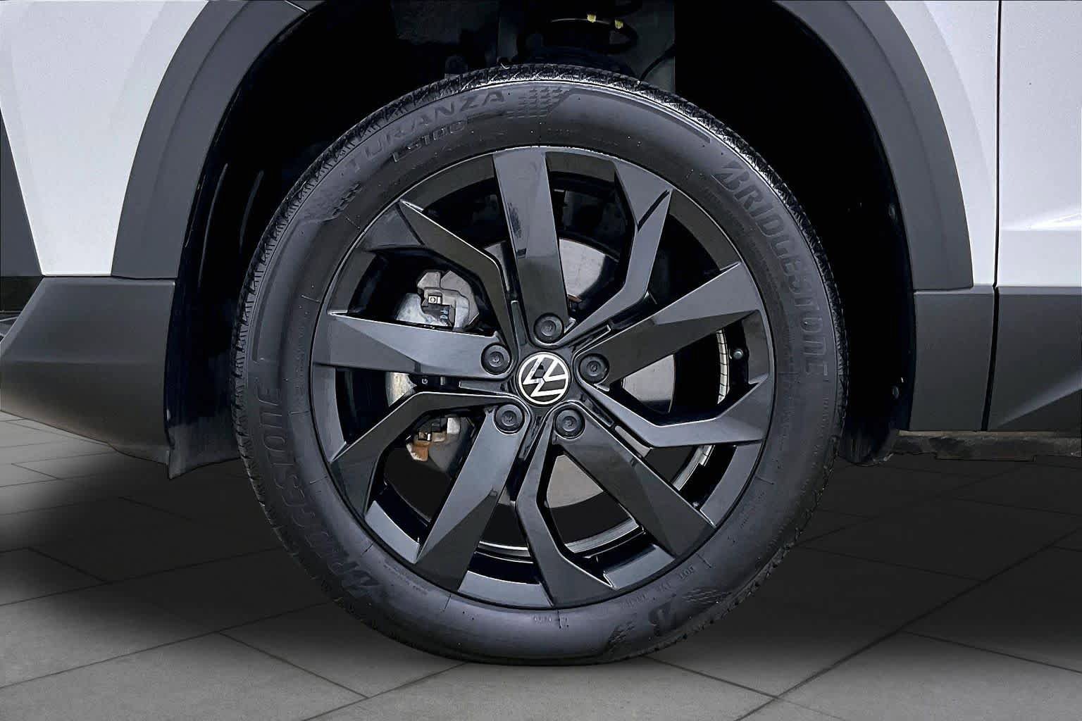Used 2023 Volkswagen Taos SE w/ Panoramic Sunroof Package FWD image 11