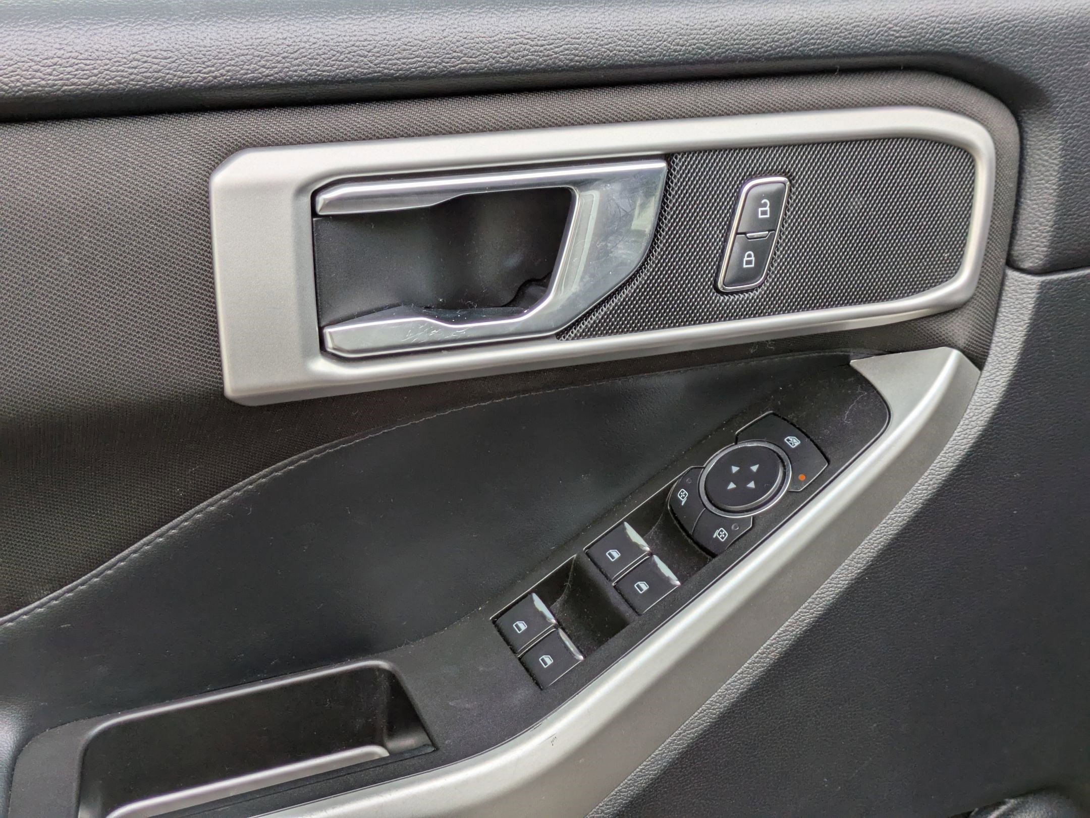 Used 2020 Ford Explorer XLT w/ Comfort Package image 12