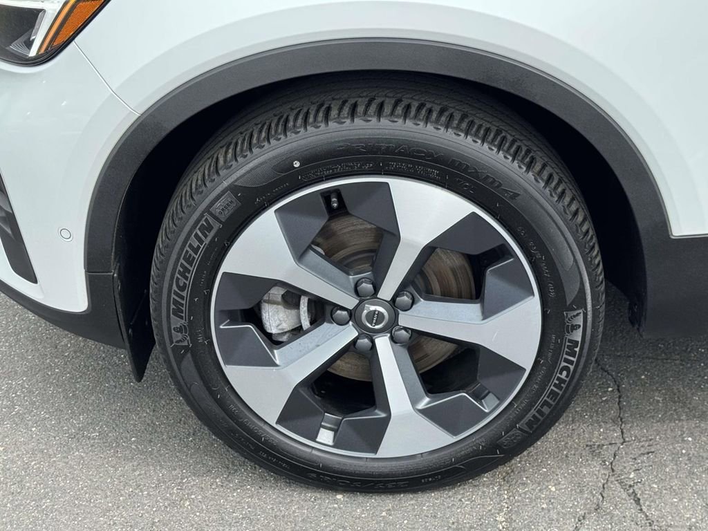 Certified 2023 Volvo XC40 B5 Plus w/ Driver Assist Package AWD/4WD image 8