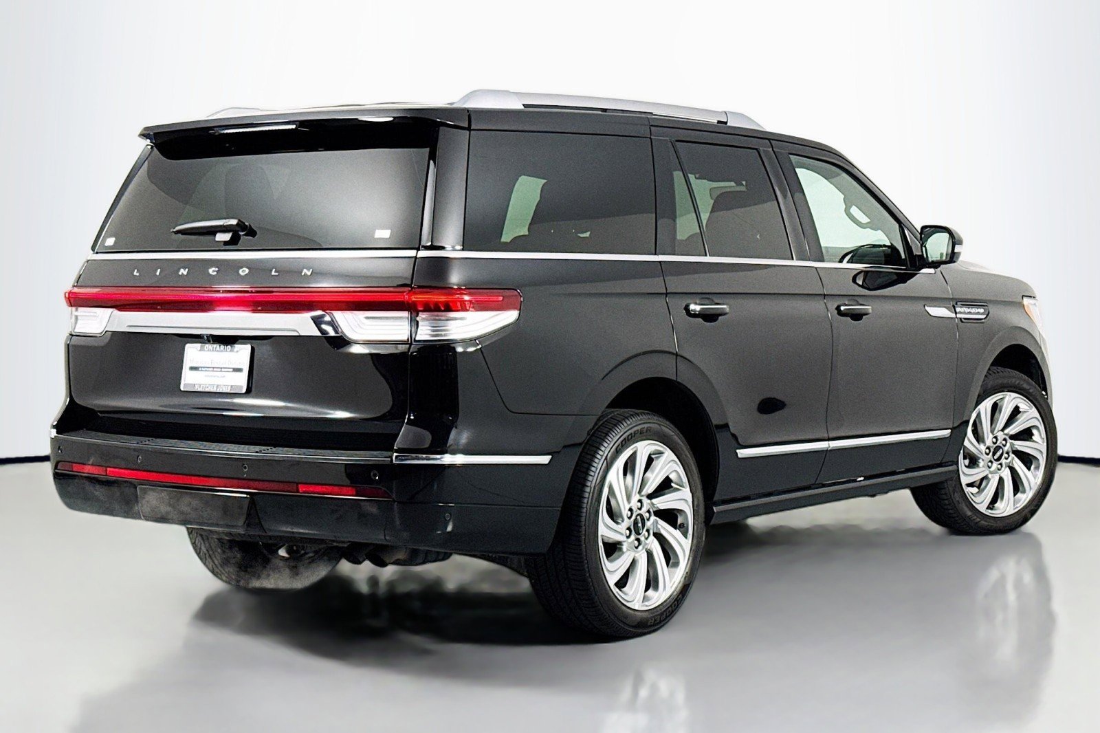 Used 2024 Lincoln Navigator Premiere AWD/4WD image 12