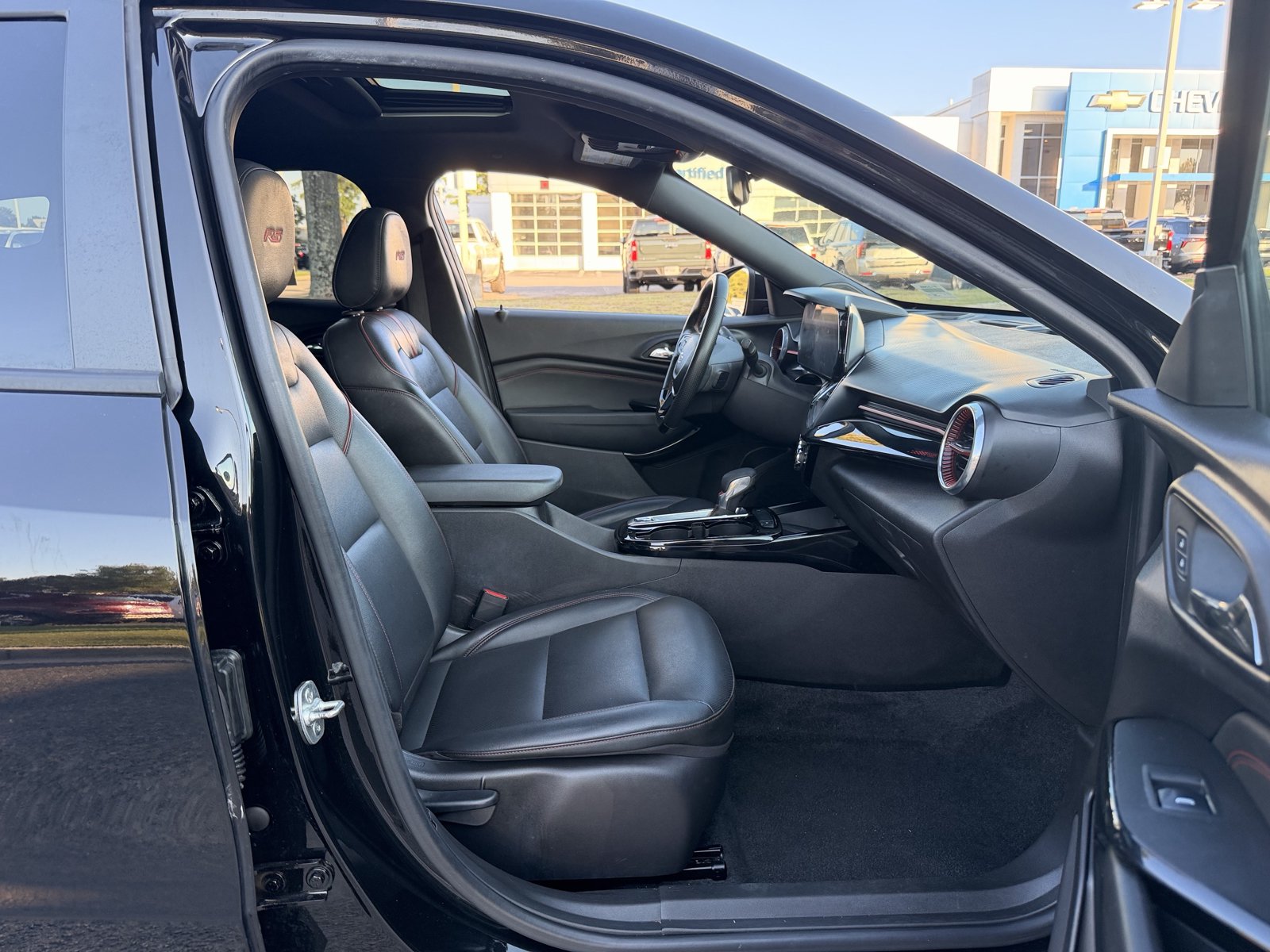 Used 2025 Chevrolet Trax RS w/ Sunroof Package FWD image 33