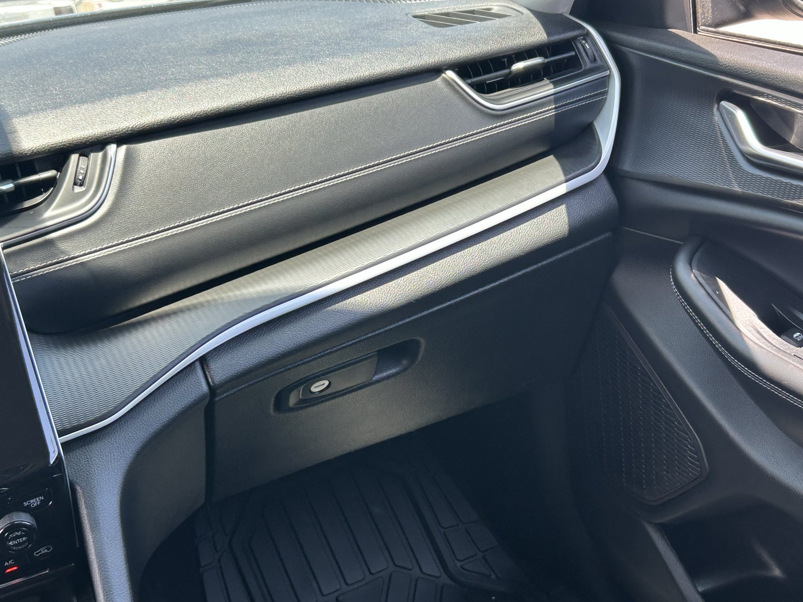 Used 2023 Jeep Grand Cherokee L Laredo RWD image 19