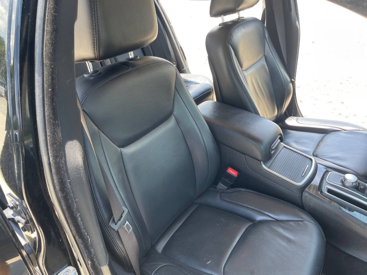 Used 2017 Chrysler 300 Limited RWD image 25