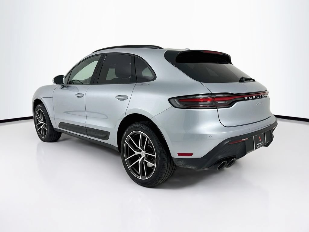 Certified 2025 Porsche Macan AWD/4WD image 3
