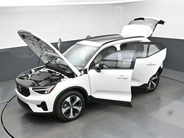 Used 2024 Volvo XC40 B5 Plus AWD/4WD image 48