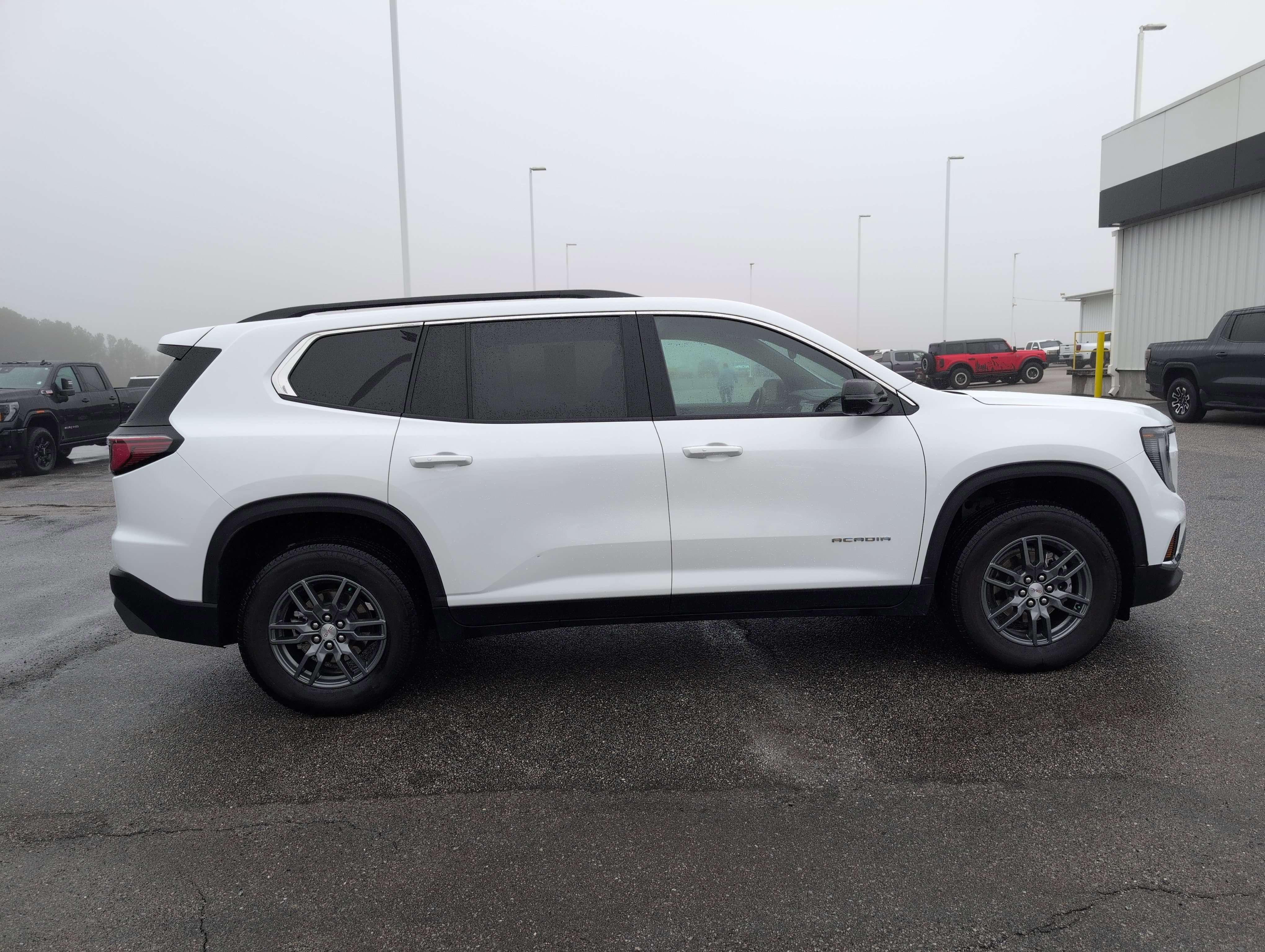 Used 2025 GMC Acadia Elevation image 10