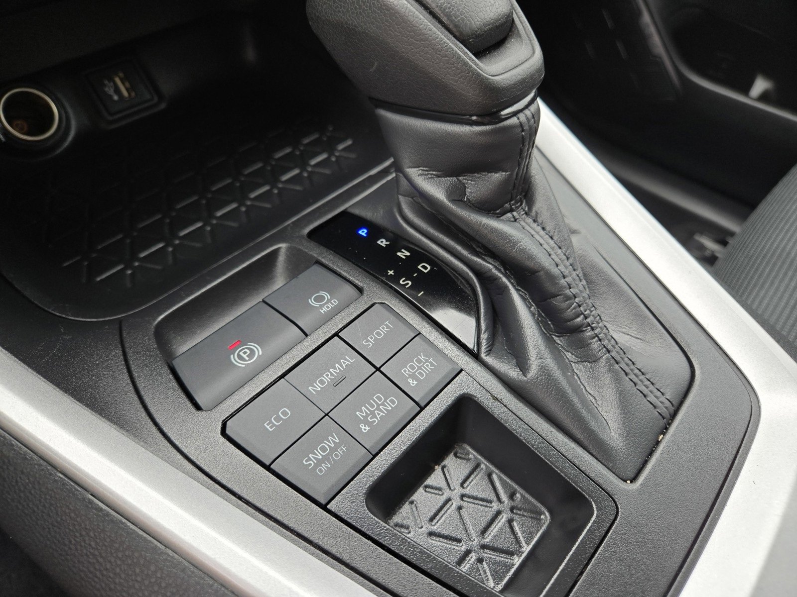 Used 2024 Toyota RAV4 LE image 18