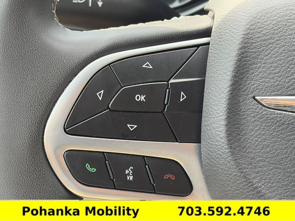 Used 2024 Chrysler Pacifica Touring-L FWD image 16