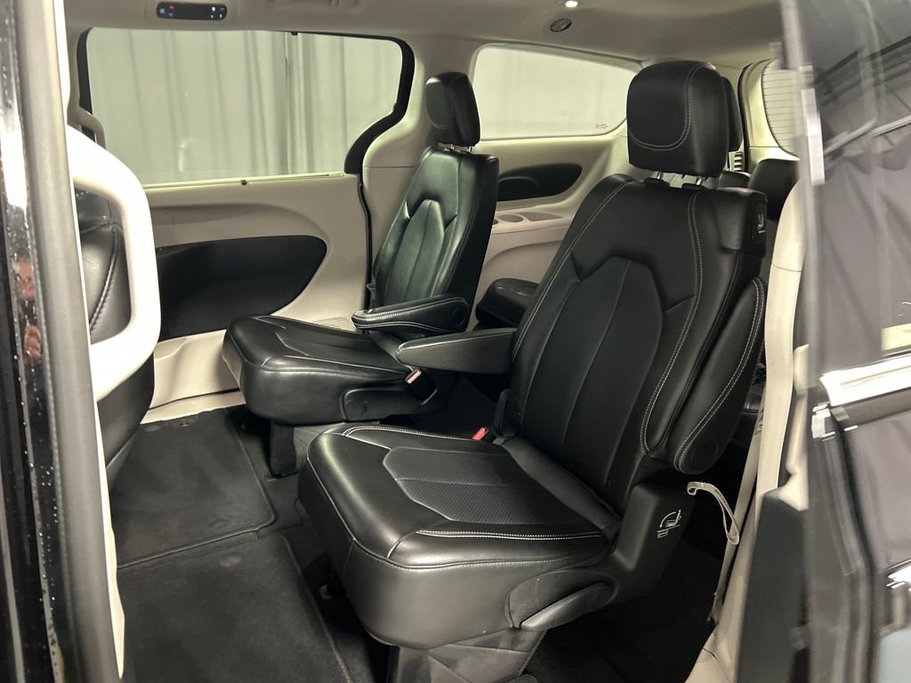 Used 2024 Chrysler Pacifica Touring-L FWD image 23