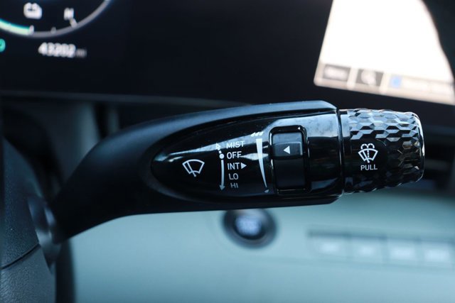 Used 2025 Hyundai Elantra Limited image 24