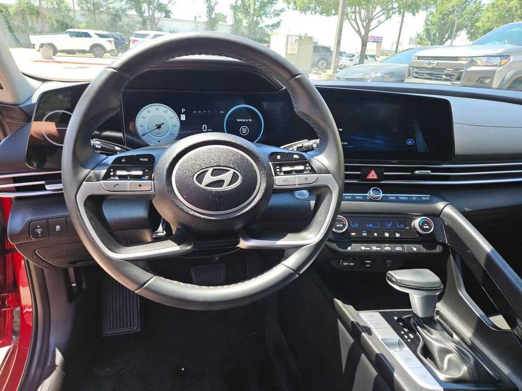Used 2025 Hyundai Elantra SEL FWD image 17