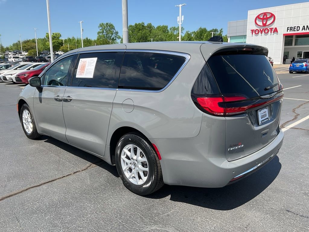 Used 2023 Chrysler Pacifica Touring-L image 15