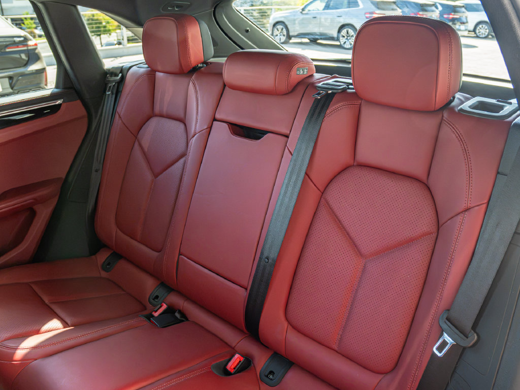 Certified 2023 Porsche Macan AWD/4WD image 18