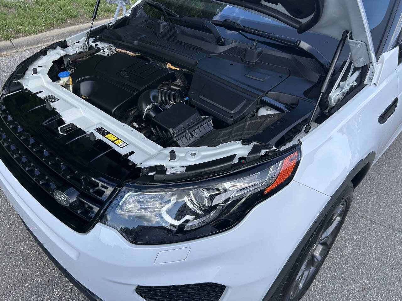 Used 2019 Land Rover Discovery Sport HSE AWD/4WD image 15
