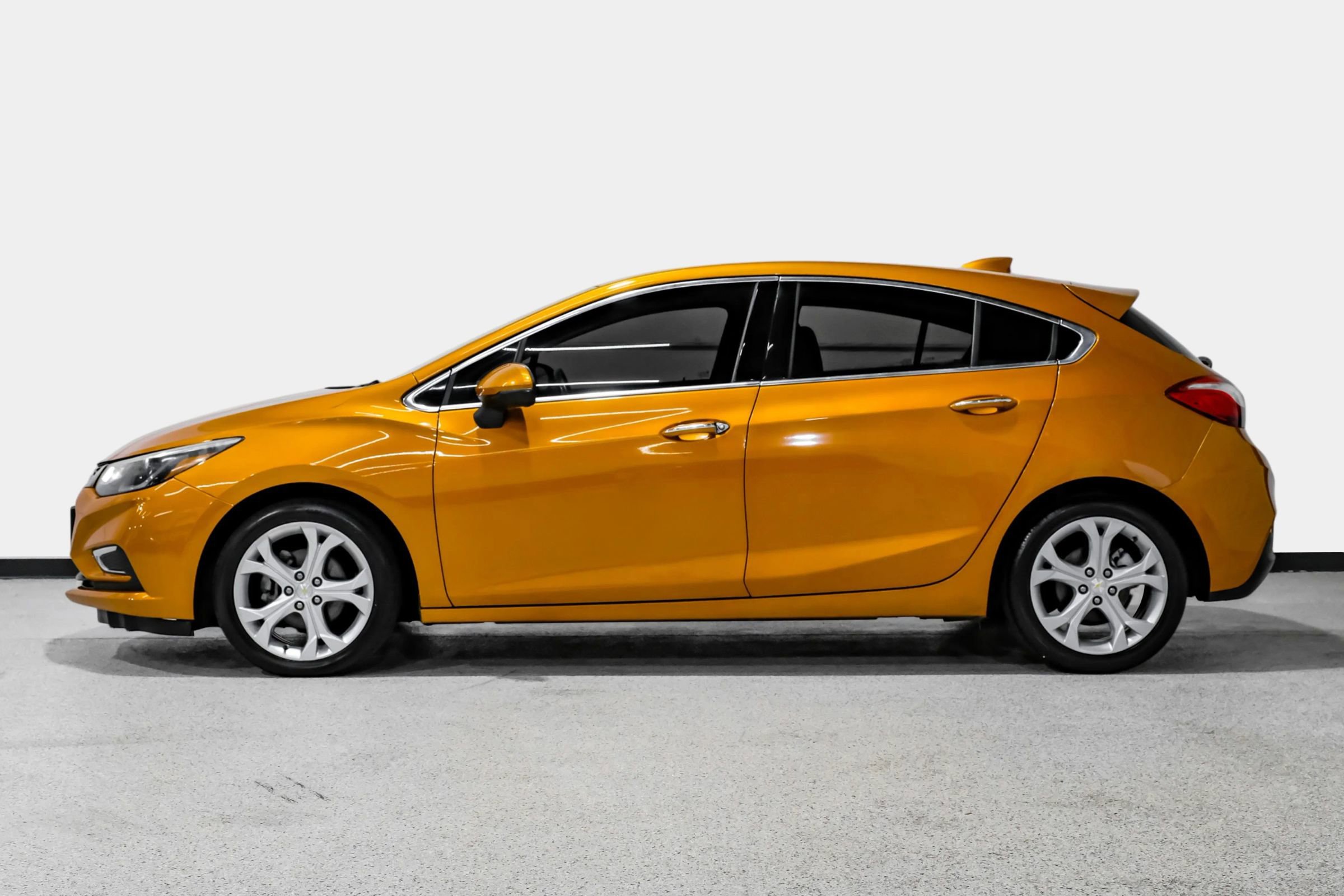 Used 2017 Chevrolet Cruze Premier w/ Enhanced Convenience Package FWD image 9