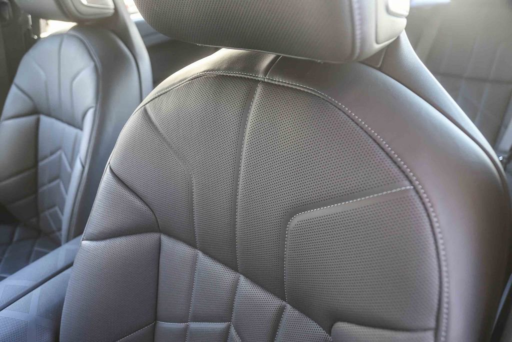 Used 2025 BMW 750e xDrive w/ Premium Package AWD/4WD image 21