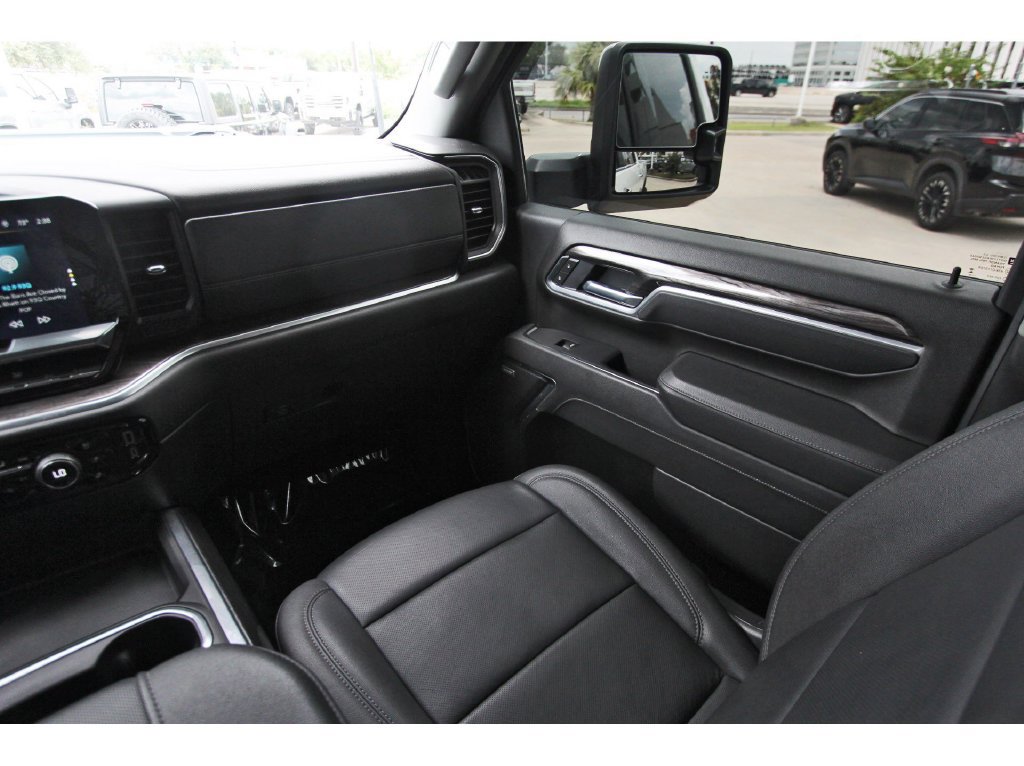Used 2025 Chevrolet Silverado 2500 LTZ w/ LTZ Convenience Package AWD/4WD image 10