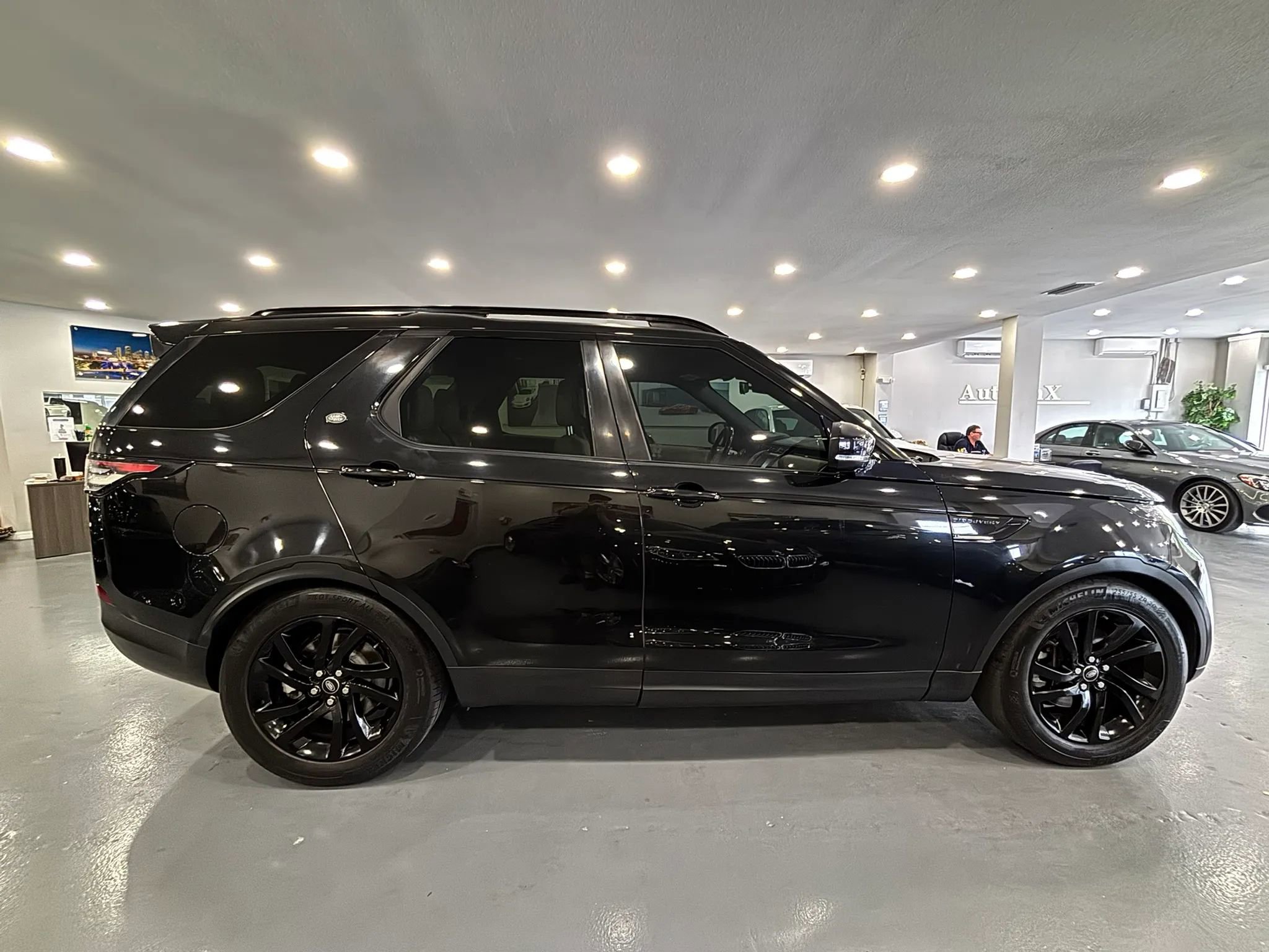 Used 2017 Land Rover Discovery SE AWD/4WD image 8