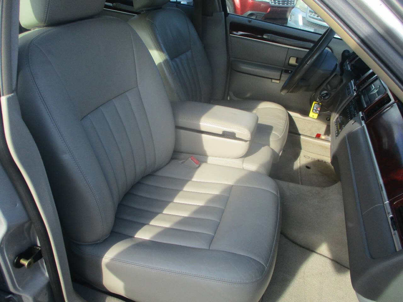 Used 2005 Lincoln Town Car Signature image 7