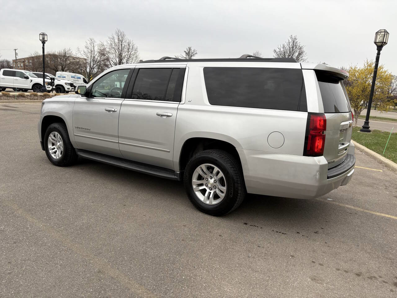 Used 2016 Chevrolet Suburban LT image 16
