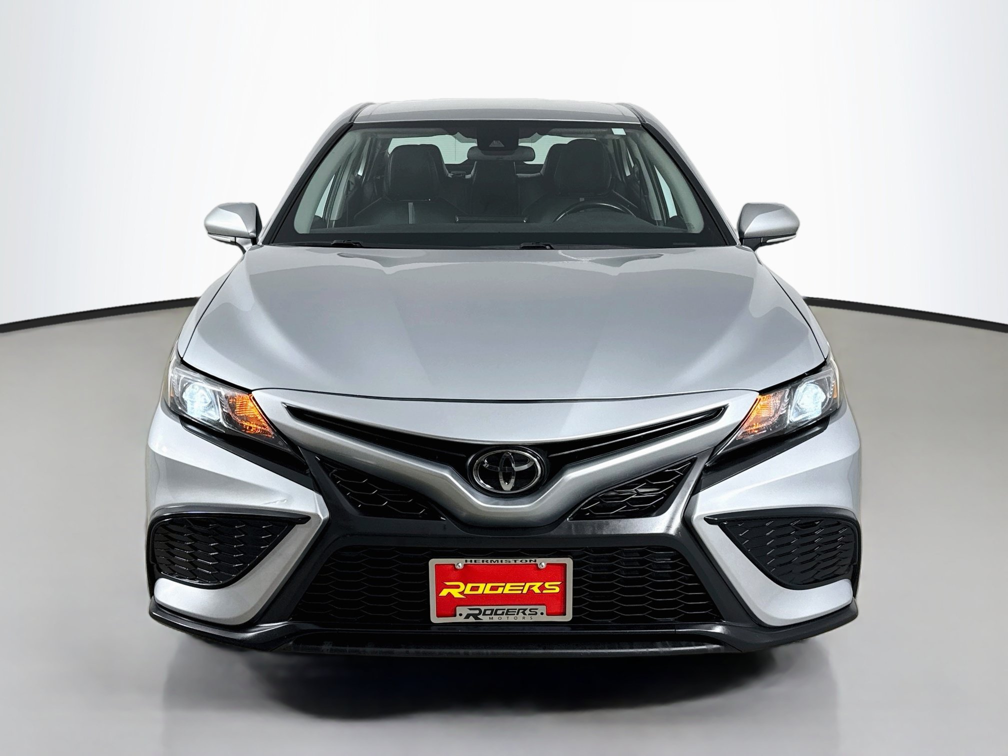 Used 2024 Toyota Camry SE FWD image 2