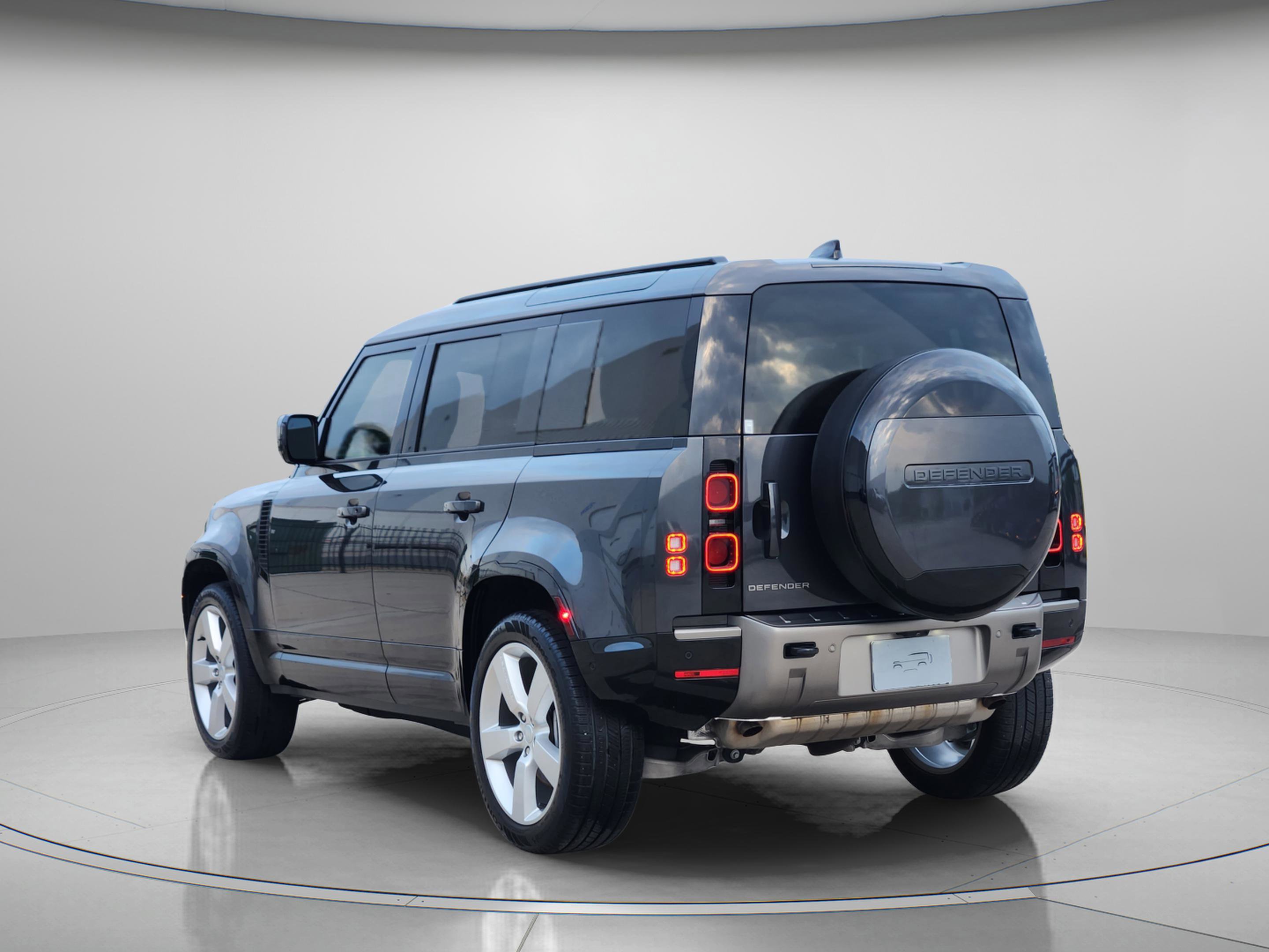 Certified 2025 Land Rover Defender 110 X-Dynamic SE AWD/4WD image 3