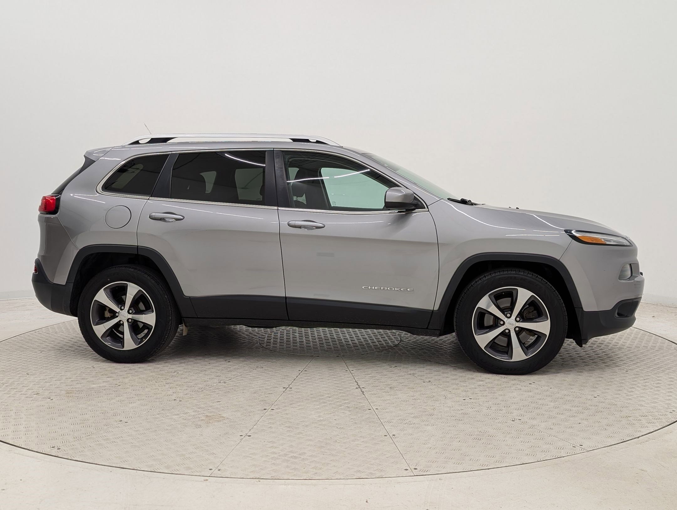 Used 2015 Jeep Cherokee Latitude w/ Cold Weather Group image 7