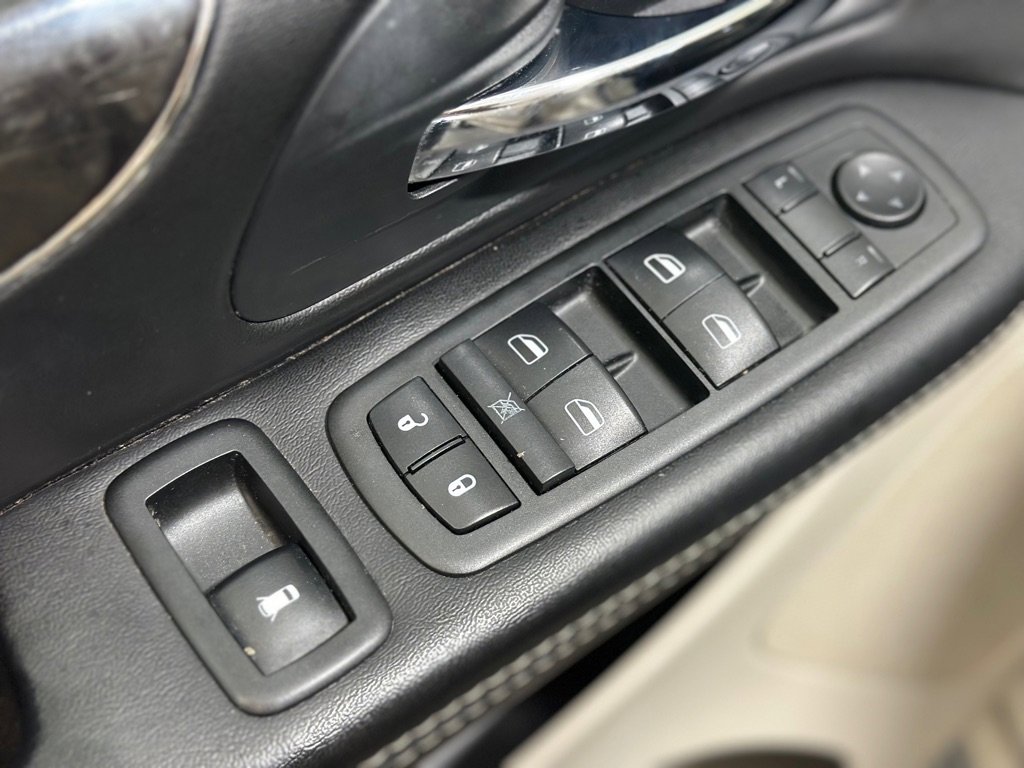 Used 2014 Chrysler Town & Country Touring image 32