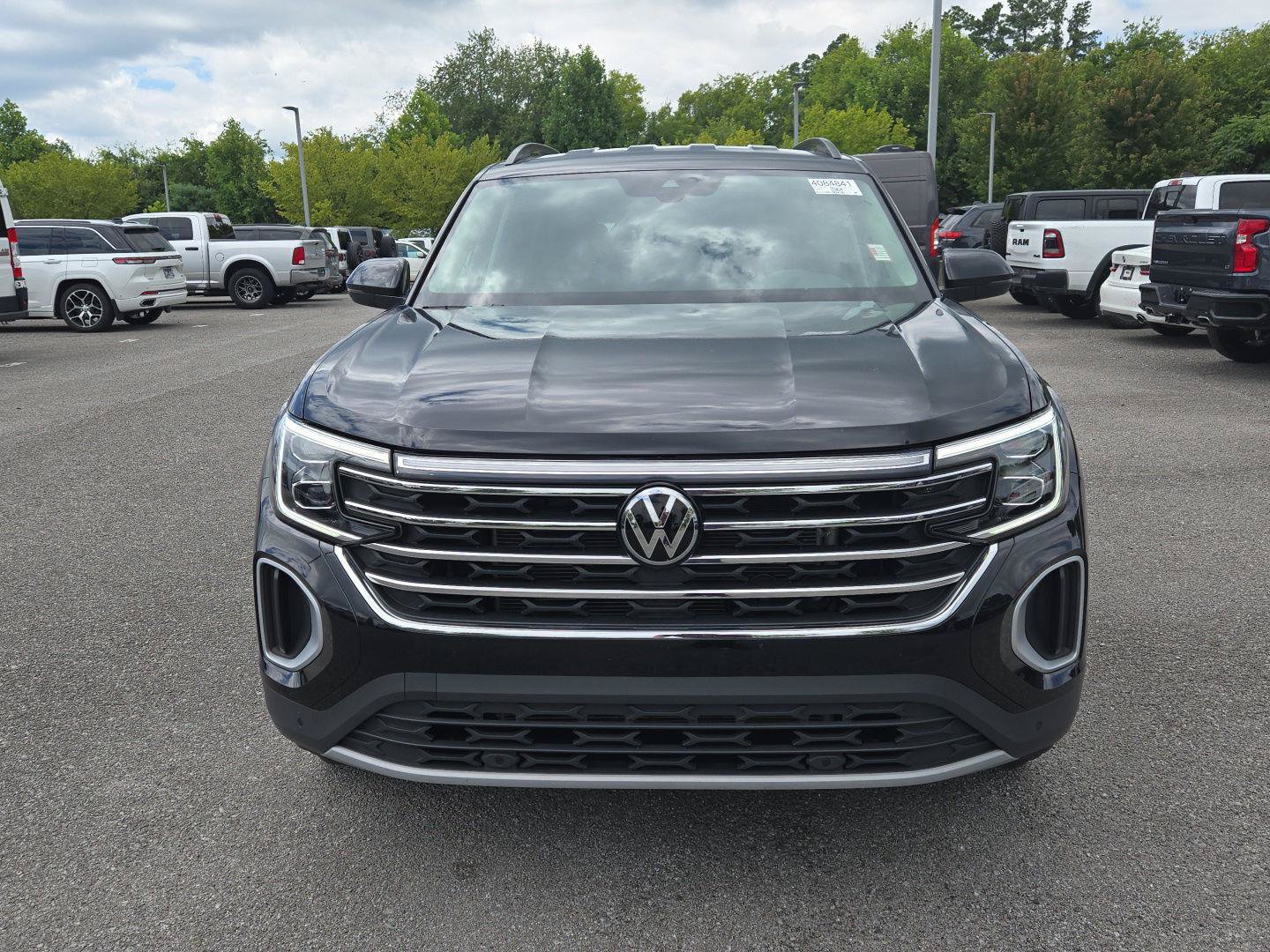 Used 2025 Volkswagen Atlas SE AWD/4WD image 2