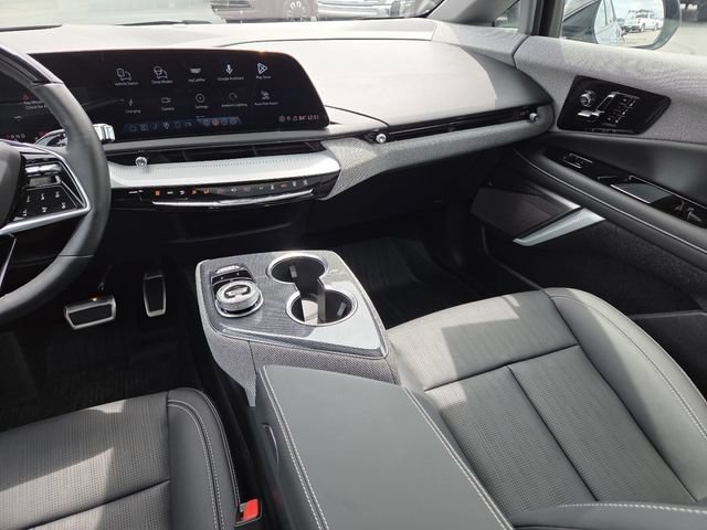 Used 2025 Cadillac Optiq Luxury 2 w/ LPO, Floor Liner Package AWD/4WD image 31