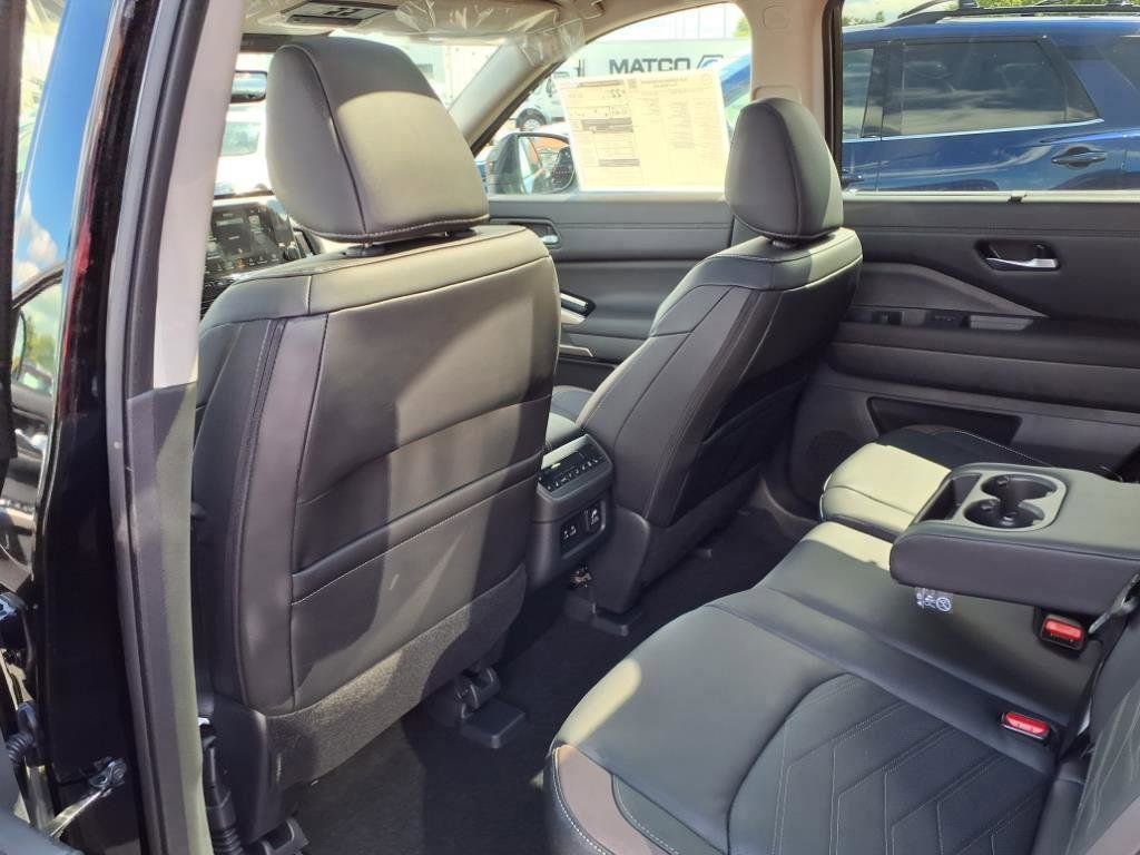 New 2025 Nissan Pathfinder Platinum w/ Black Appearance Package image 31