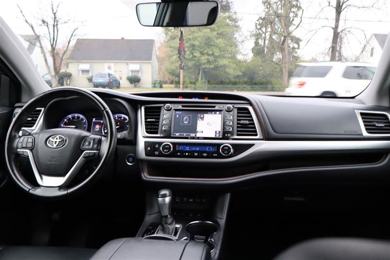 Used 2019 Toyota Highlander AWD V6 image 16