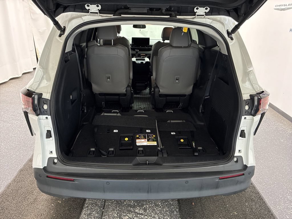 Used 2025 Toyota Sienna XLE AWD/4WD image 7