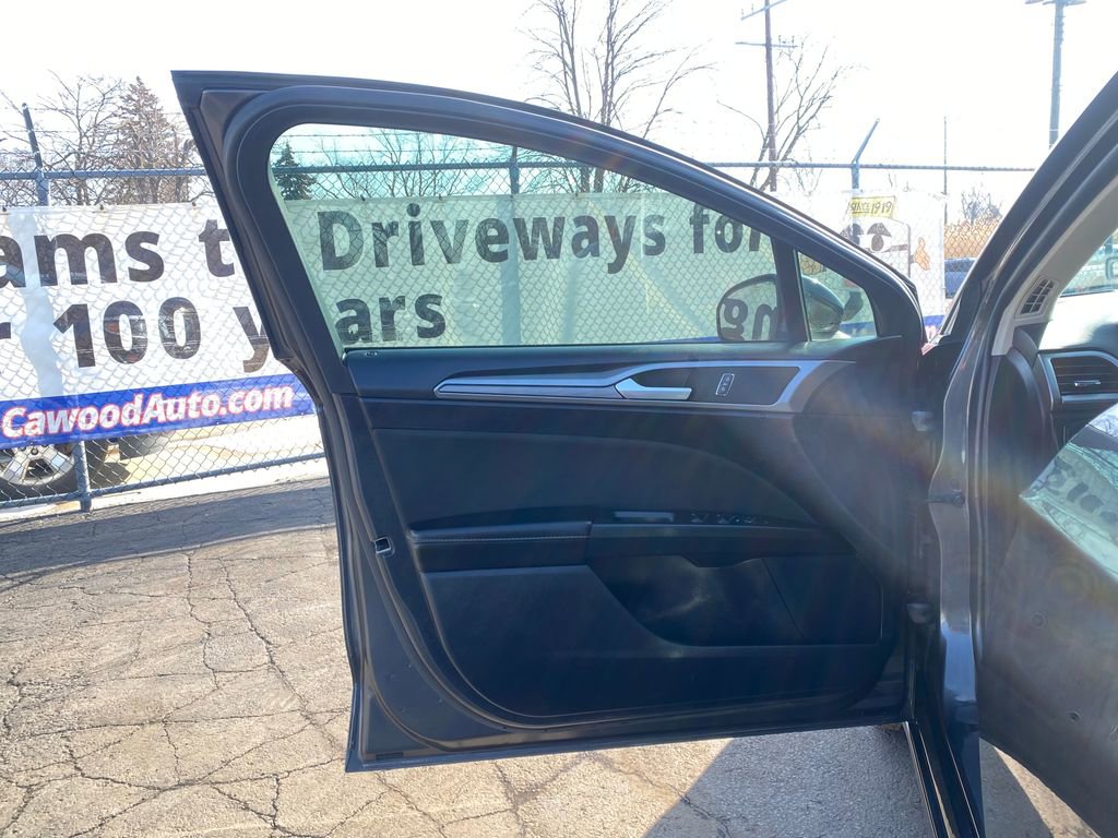 Used 2020 Ford Fusion SE image 11