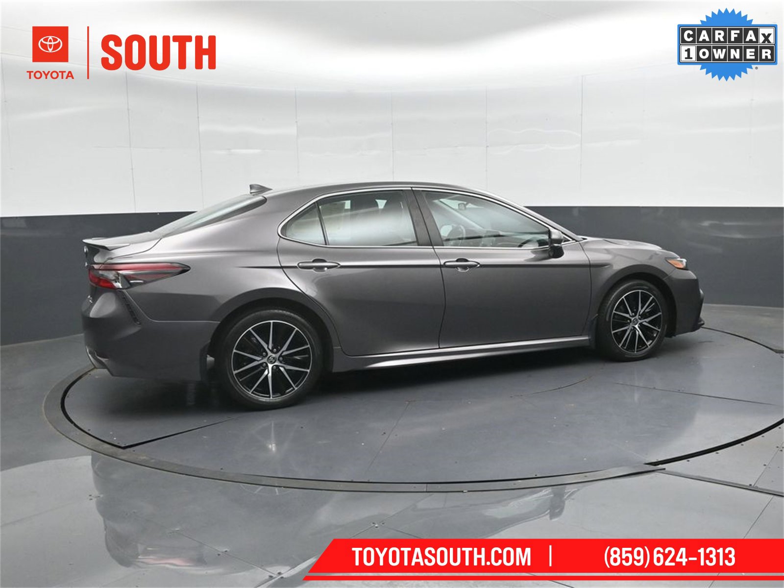 Used 2024 Toyota Camry SE image 3