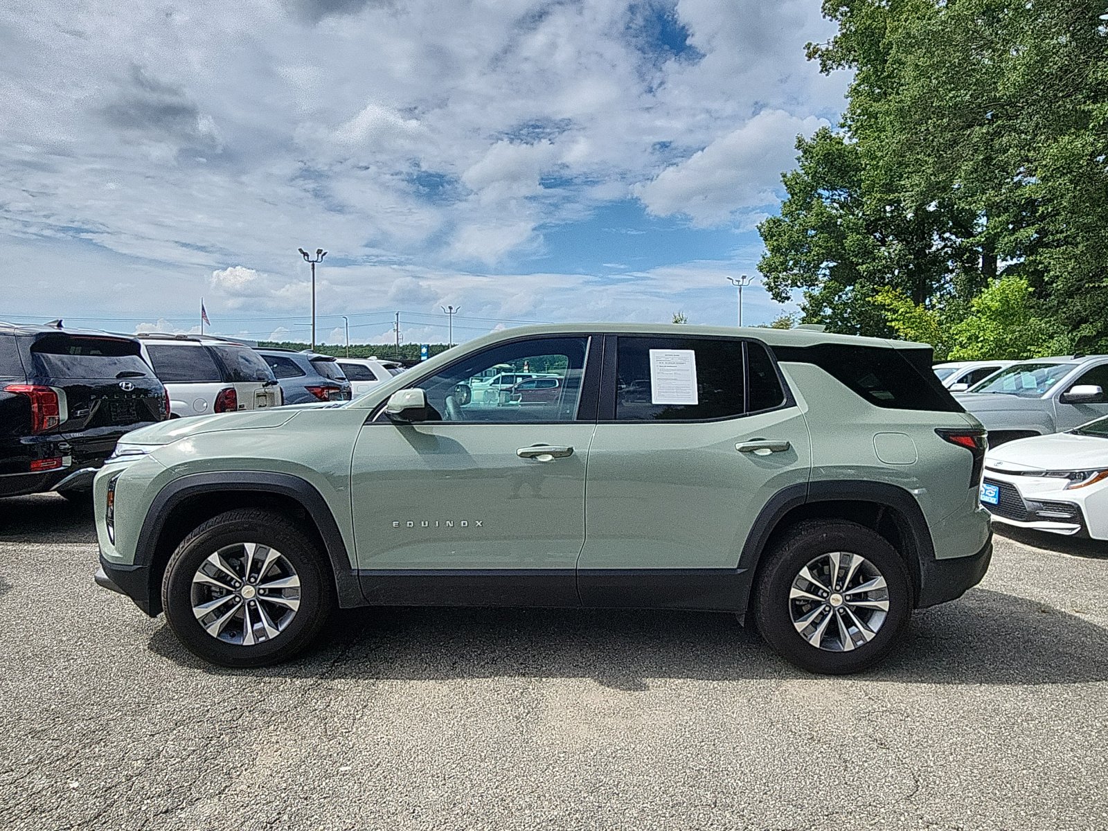 Used 2026 Chevrolet Equinox LT w/ Safety and Technology Package AWD/4WD image 2