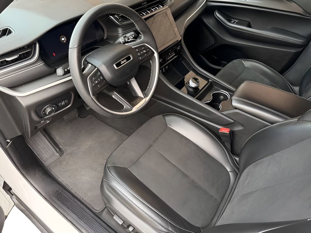 Used 2024 Jeep Grand Cherokee Altitude image 15