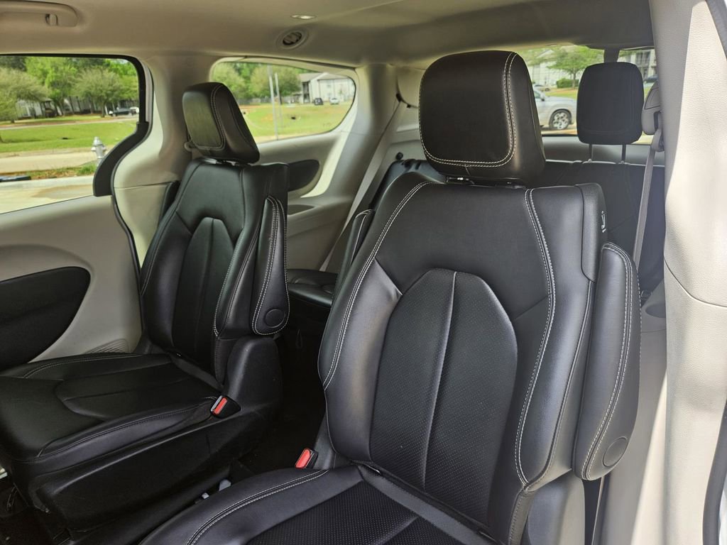 Used 2024 Chrysler Pacifica Select image 28