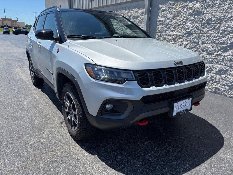 Used 2025 Jeep Compass Trailhawk AWD/4WD image 2