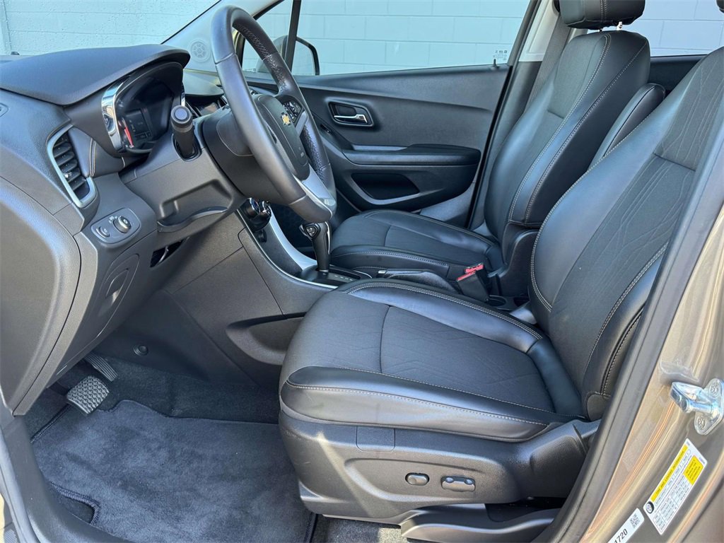 Used 2021 Chevrolet Trax LT w/ LT Convenience Package image 19